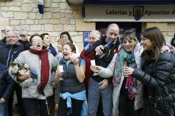 Vecinos de Villarcayo (Burgos) celebran el tercer premio. (Foto: SANTI OTERO)