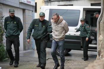 La Guardia Civil acompaña a uno de los detenidos al juzgado. (Foto: JOSÉ PAZ)