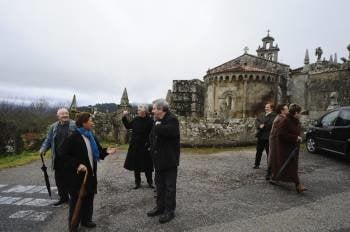 Feligreses de la parroquia de Cameixa, en Boborás, conversan a la salida de misa. (Foto: MARTIÑO PINAL)