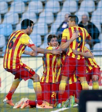 Los jugadores del Barcelona celebran el tercer gol, ayer en Getafe. (Foto: A. MARTÍN)