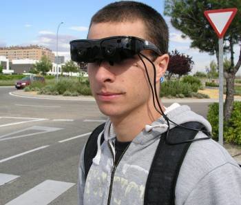 Un joven, durante un ensayo con las gafas desarrolladas por técnicos de la Universidad Carlos III.