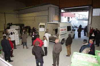 Paricipantes en la recogida de alimentos donados por Coren al Banco de Alimentos. (Foto: JOSÉ PAZ)
