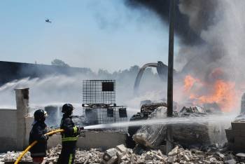 El actual equipo de emergencias de Carballiño sofocando un incendio. (Foto: MARTIÑO PINAL)