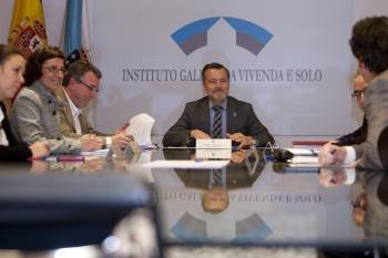 Hernández, durante la reunión que mantuvo en el Instituto Galego da Vivenda e Solo. (Foto: ANA VARELA)