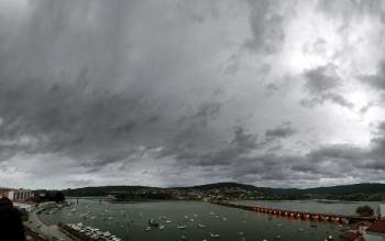Aspecto que presentaba ayer por la tarde el cielo completamente encapotado en Pontedeume (A Coruña). (Foto: CABALAR)