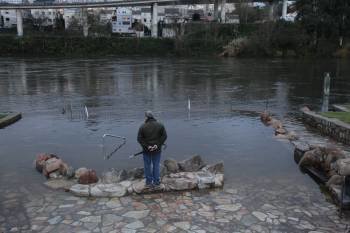 El río Miño, a su paso por la ciudad, anegó las termas públicas de A Chavasqueira. En Allariz, el Arnoia presentaba abundante caudal. (Foto: JOSÉ PAZ)