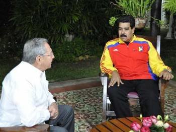 El presidente cubano Raúl castro, acompañado de Nicolás Maduro.