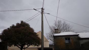 Un poste con dos farolas y un nudo de cables en el municipio de Cualedro. (Foto: A. R.)