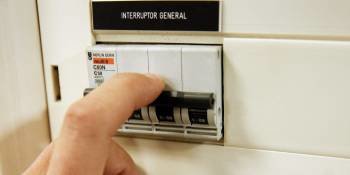 Un consumidor manipula los interruptores de la luz de su domicilio.