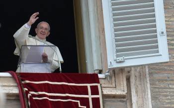 El papa Francisco saluda desde el balcón de su apartamento. (Foto: ETTORE FERRARI)