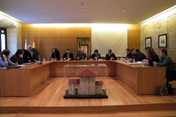 Un momento de la corta sesión plenaria, presidida por José Luis Ferro (centro). (Foto: L.F.)