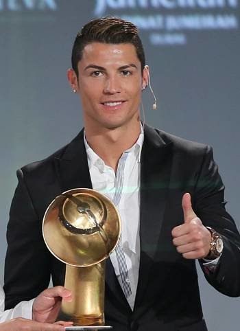 Cristiano Ronaldo, sonriente tras recibir el Globe Soccer, galardón que alcanza la octava edición y que fue entregado en Dubai, durante laConferencia Internacional de Deportes, en los Emiratos Árabes Unidos. (Foto: ALI HAIDER)