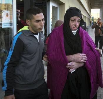 La inmigrante siria Manar Almustafa acompañada de uno de sus familiares. (Foto: CARLOS DÍAZ)