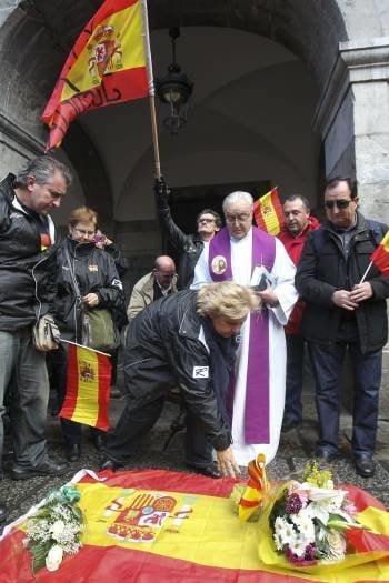 Ángeles Pedraza hace una ofrena floral durante el homenaje en Arrasate. (Foto: JUAN HERRERO)
