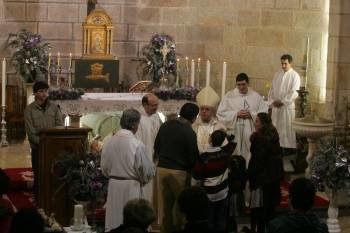 Un momento de la celebración en la iglesia parroquial de Verín. (Foto: MARCOS ATRIO)