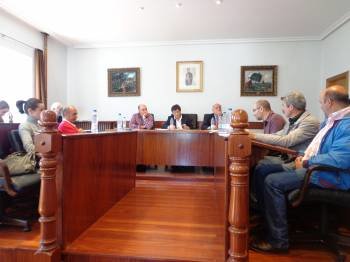 La oposición nacionalista, a la derecha, pidió una solución para Dradelo y Pradocables, en el pleno. (Foto: J.C.)