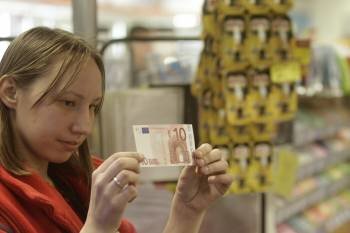 Una cajera muestra un billete de 10 euros en un supermercado en Riga (Letonia). (Foto: VALDA KALNINA)