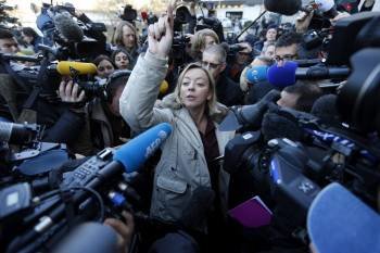 Sabine Khem, la portavoz de Schumacher, ayer en Grenoble ante los medios. (Foto: G. HORCAJUELO)