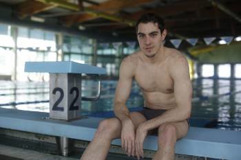 El nadador del Pabellón Marc Ciurana, en la piscina de Os Remedios. (Foto: X. FARIIÑAS)