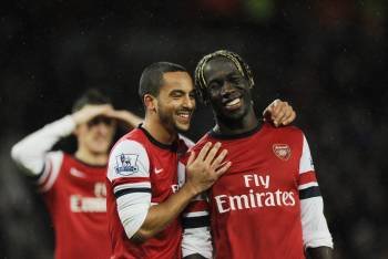 Walcott y Sagna celebran el triunfo del Arsenal. (Foto: F. ARRIZABALAGA)