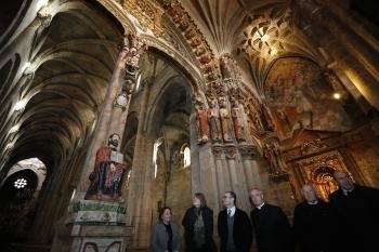 El obispo de Ourense visitó ayer la catedral, acompañado del conselleiro de Cultura. (Foto: Xesús Fariñas)