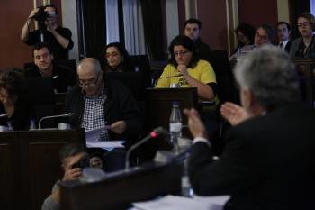 Rosendo Fernández (de espaldas) reprocha al BNG que sea 'cómplice' de la situación. (Foto: XESÚS FARIÑAS)