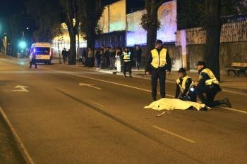 Policías locales de Vigo cubren el cadáver de una mujer atropellada en la Gran Vía en noviembre. (Foto: SXENICK)