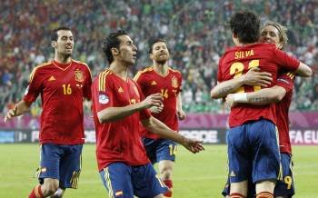 Silva, Torres, Arbeloa, Xabi Alonso y Busquets celebran el 3-0 en la final de Kiev sobre Italia.