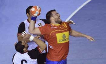 El español Juan Andreu, que anotó dos goles, se dispone a lanzar sobre la puerta egipcia, ayer en Córdoba  (Foto: RAFA ALCAIDE)