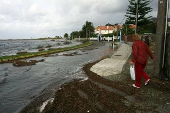 El temporal anegó el paseo marítimo de la laguna de A Frouxeira, en el municipio coruñés de Valdoviño. (Foto: KIKO DELGADO)