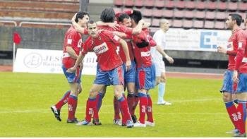 Los jugadores del Ourense celebran un gol. (Foto: ECG)
