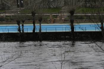 La crecida del río Miño amenaza con inundar las piscinas públicas de Oira. (Foto: MIGUÉL ÁNGEL)