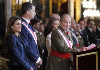 El rey, acompañado por la reina y los príncipes de Asturias, durante su discurso en la Pascua Militar. (Foto: BARRENECHEA)