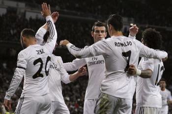 Cristiano Ronaldo celebra con sus compañeros el segundo gol del Real Madrid. (Foto: JAVIER LIZÓN)