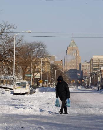 Un hombre cruza por la segunda avenida de Detroit, completamente helada. (Foto: JEFF KOWALSKY)