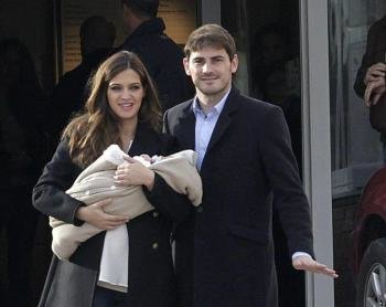 El portero del Real Madrid, Iker Casillas (d), y la periodista deportiva Sara Carbonero, con su hijo