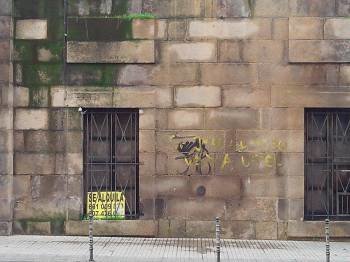 Un cartel de 'se alquila' apareció en una ventana de la prisión. No corresponde a este inmueble y ya fue retirado.