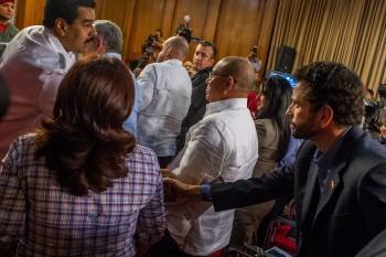 Nicolás Maduro saluda al líder opositor y excandidato presidencial venezolano, Henrique Capriles. (Foto: MIGUEL GUTIÉRREZ.)