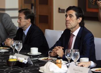 Manuel Manrique (dcha), durante la reciente reunión con la ministra de Fomento y el presidente de Panamá. (Foto: A. BOLIVAR)
