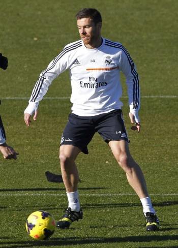 Xabi Alonso, en un entrenamiento con el Real Madrid. (Foto: SERGIO BARRENECHEA)
