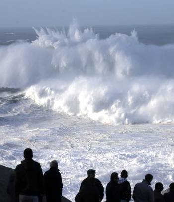 Varias personas siguen el temporal desde la costa a pesar del peligro que conlleva. (Foto: LAVANDEIRA JR.)