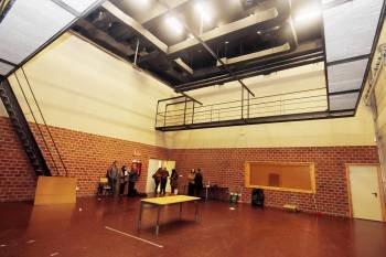 El instituto tiene estudios de grabación, cabinas individuales y un teatro con 250 butacas. (Foto: FOTOS: J. V. LANDIN)