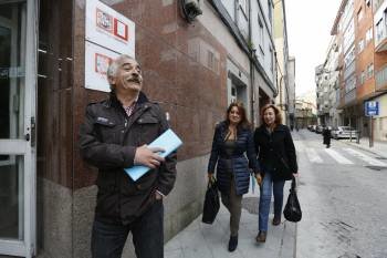 Antonio Rodríguez Penín, Mónica Vázquez y María Devesa llegan a la sede del PSOE en Ourense para  comparecer ante Iglesias Sueiro. (Foto: XESÚS FARIÑAS)