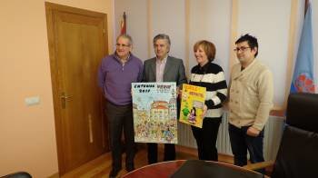 Díaz, González, Santamaría y Baladrón, muestran los dos carteles ganadores del Entroido. (Foto: A. R.)