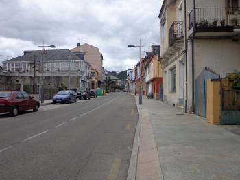 Calle del centro urbano de Vilamartín. (Foto: J.C.)
