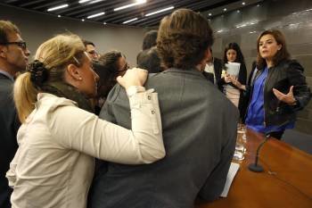 Sáenz de Santamaría conversa con los periodistas al término de la rueda de prensa tras el Consejo. (Foto: JAVIER LIZÓN)