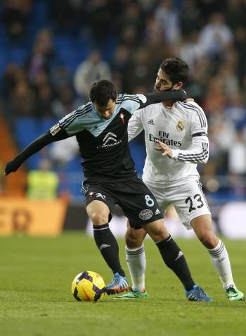 Alex López pelea la pelota con Isco, el lunes en el Bernabéu. (Foto: JAVIER LIZÓN)