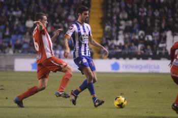 Juan Domínguez conduce el balón ante un defensor del Girona. (Foto: DXT)