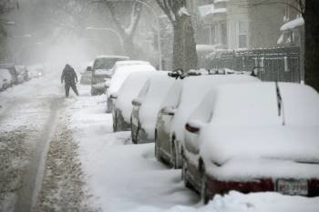 Coches y calles cubiertas de nieve en la ciudad de Nueva York. (Foto: AFP)