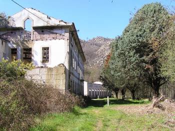 El viejo balneario y la planta embotelladora de Requeixo están en estado ruinoso desde hace años.